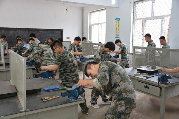 ʯ���fͨ���b��W(xu��)У�Cе�b�䌣�I(y��)