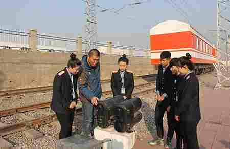 ʯ���fͨ�_(d��)�F·�W(xu��)У�F����̖���I(y��)